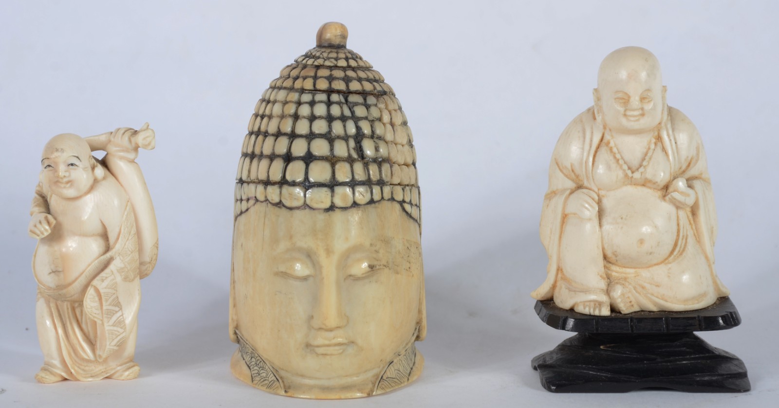 Três estatuetas de marfim representando Buda. Uma delas com base de... - foto 1 de 5
