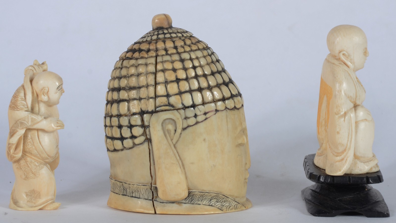 Três estatuetas de marfim representando Buda. Uma delas com base de... - foto 2 de 5