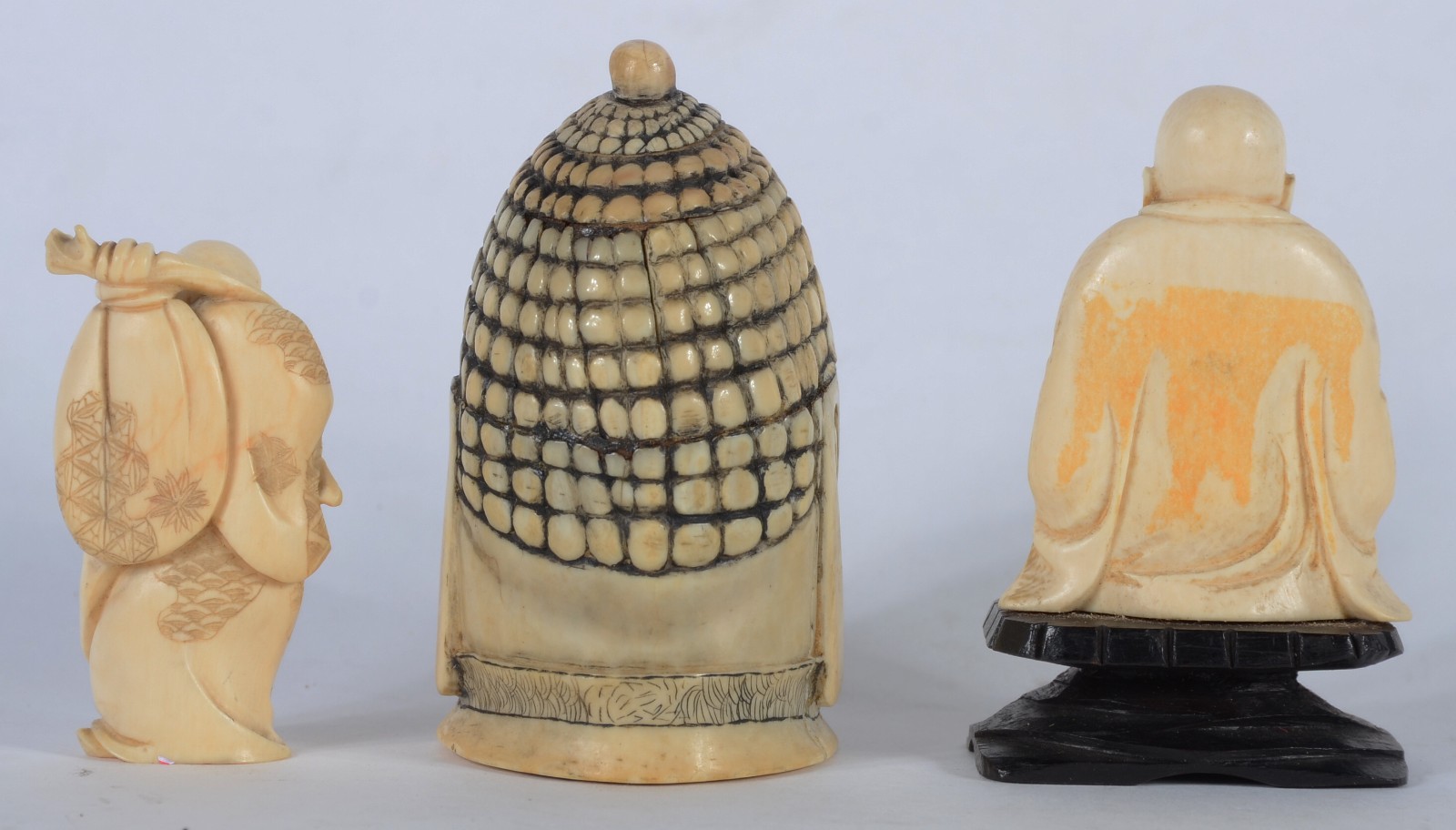 Três estatuetas de marfim representando Buda. Uma delas com base de... - foto 3 de 5