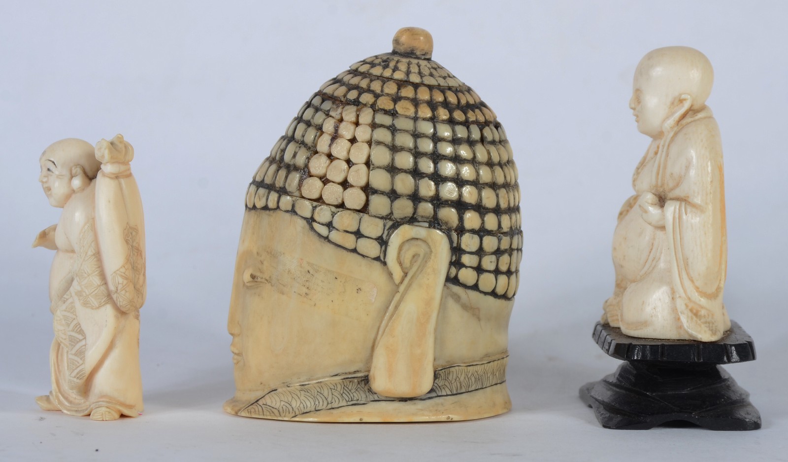 Três estatuetas de marfim representando Buda. Uma delas com base de... - foto 4 de 5
