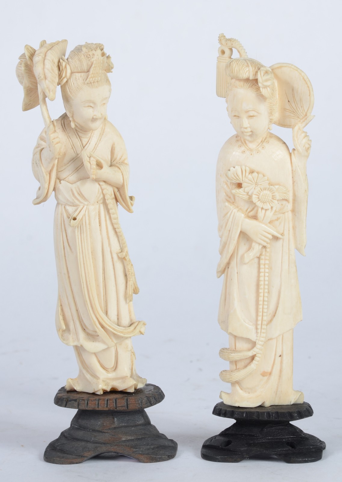 Duas estatuetas de marfim representando gueixa. - foto 1 de 6