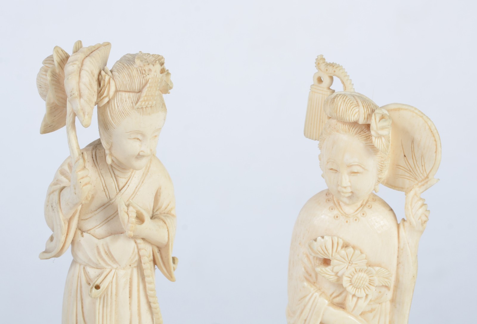 Duas estatuetas de marfim representando gueixa. - foto 2 de 6