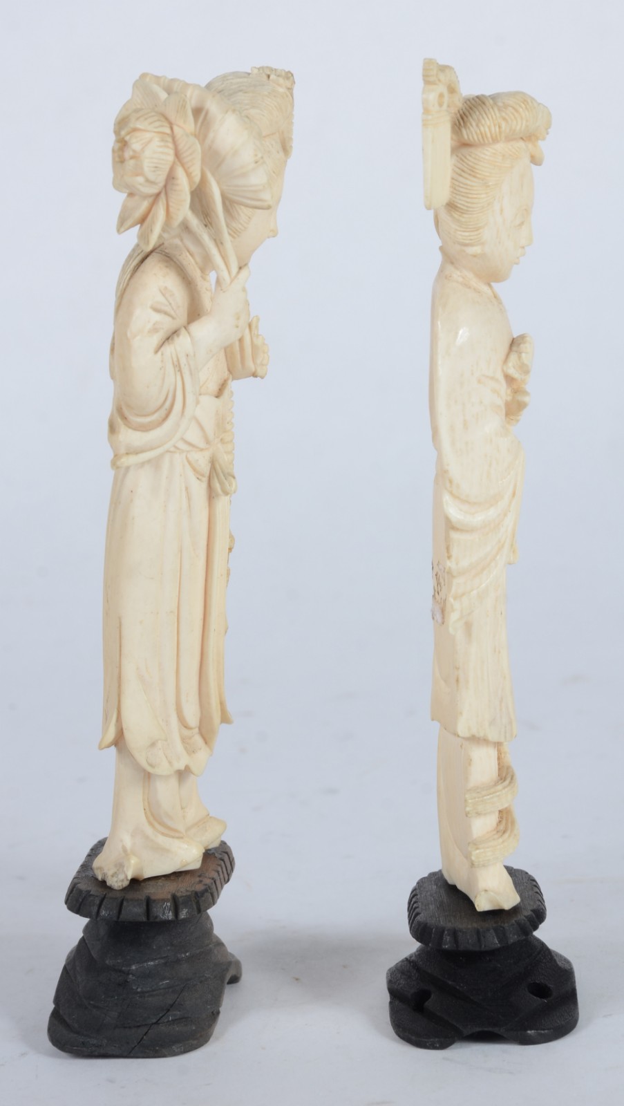 Duas estatuetas de marfim representando gueixa. - foto 3 de 6