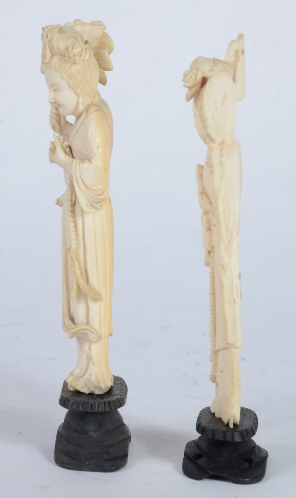 Duas estatuetas de marfim representando gueixa. - foto 4 de 6