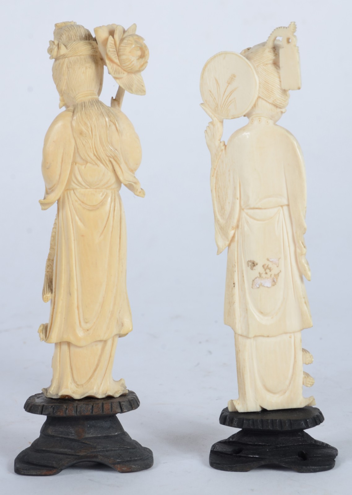 Duas estatuetas de marfim representando gueixa. - foto 5 de 6