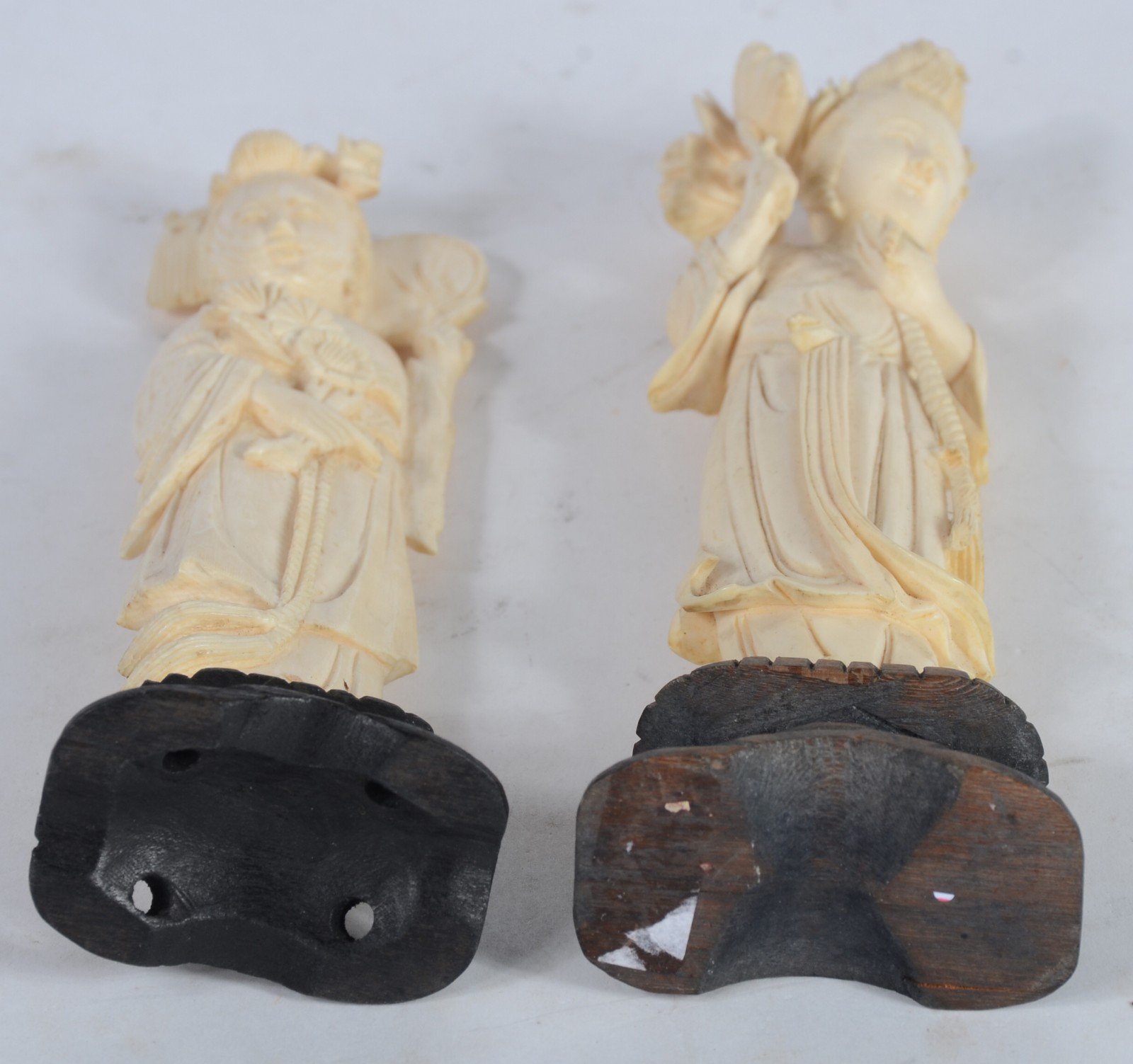 Duas estatuetas de marfim representando gueixa. - foto 6 de 6