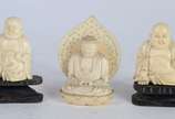 Três estatuetas de marfim representando Buda, d... - Três estatuetas de marfim representando Buda, duas com bases de madeira.