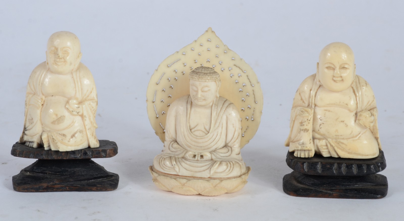 Três estatuetas de marfim representando Buda, duas com bases de... - foto 1 de 5
