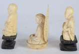 Três estatuetas de marfim representando Buda, d... - Três estatuetas de marfim representando Buda, duas com bases de madeira.