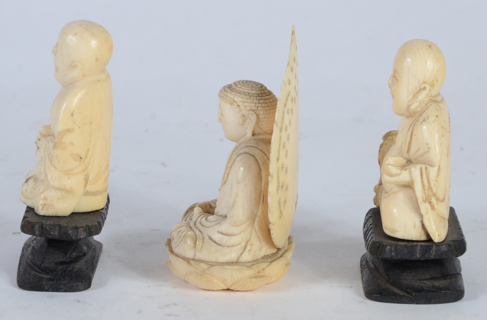 Três estatuetas de marfim representando Buda, duas com bases de... - foto 2 de 5