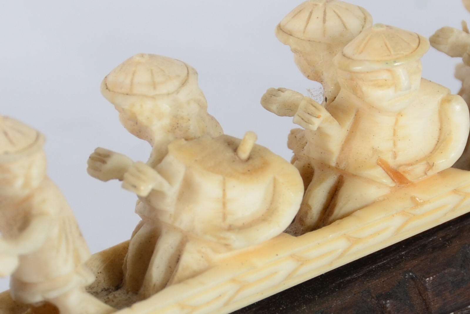 Três estatuetas de marfim, sendo: barca com figura de dragão na proa... - foto 7 de 7