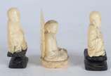 Três estatuetas de marfim representando Buda, d... - Três estatuetas de marfim representando Buda, duas com bases de madeira.