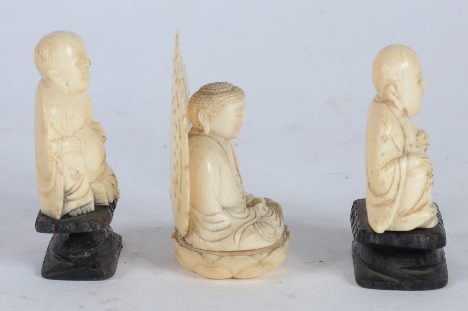 Três estatuetas de marfim representando Buda, duas com bases de... - foto 3 de 5