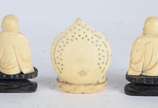 Três estatuetas de marfim representando Buda, d... - Três estatuetas de marfim representando Buda, duas com bases de madeira.