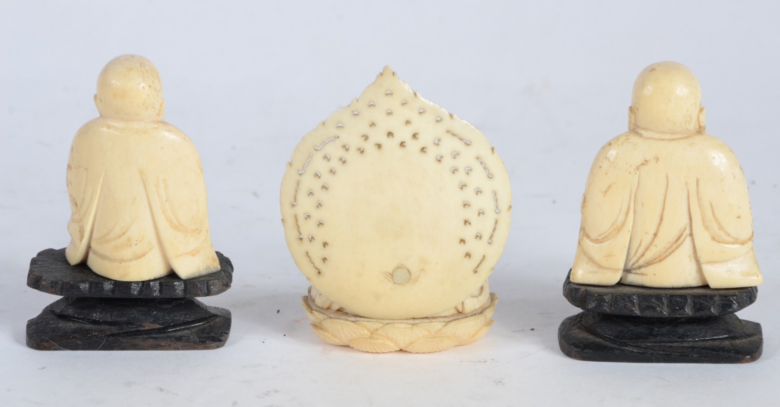 Três estatuetas de marfim representando Buda, duas com bases de... - foto 4 de 5