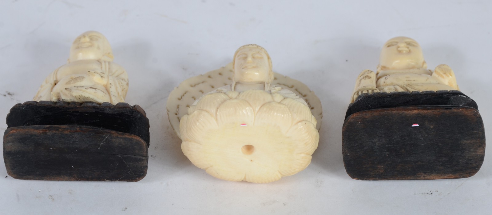 Três estatuetas de marfim representando Buda, duas com bases de... - foto 5 de 5