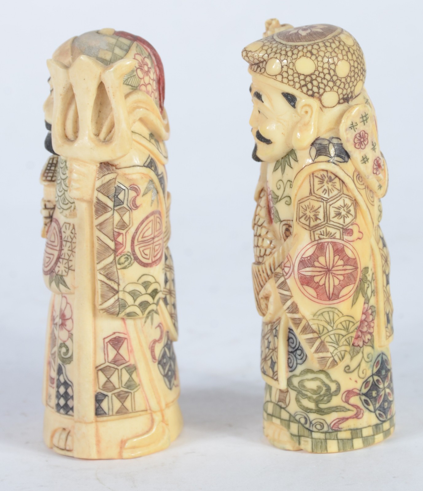 Par de estatuetas de marfim policromado representando figuras... - foto 2 de 5