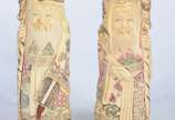 Par de estatuetas de marfim oriental policromad... - Par de estatuetas de marfim oriental policromado representando anciãos. Assinados nas bases.