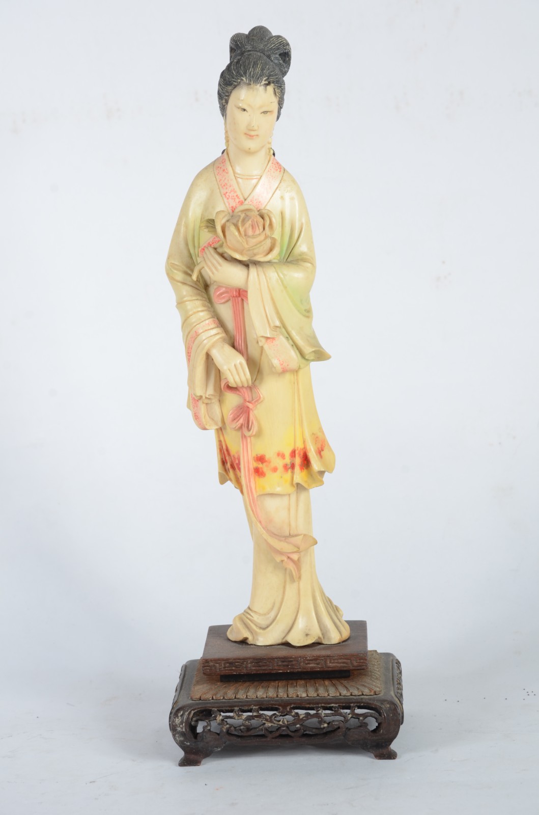 Estatueta de marfim policromado representando gueixa. Base colada de... - foto 1 de 7