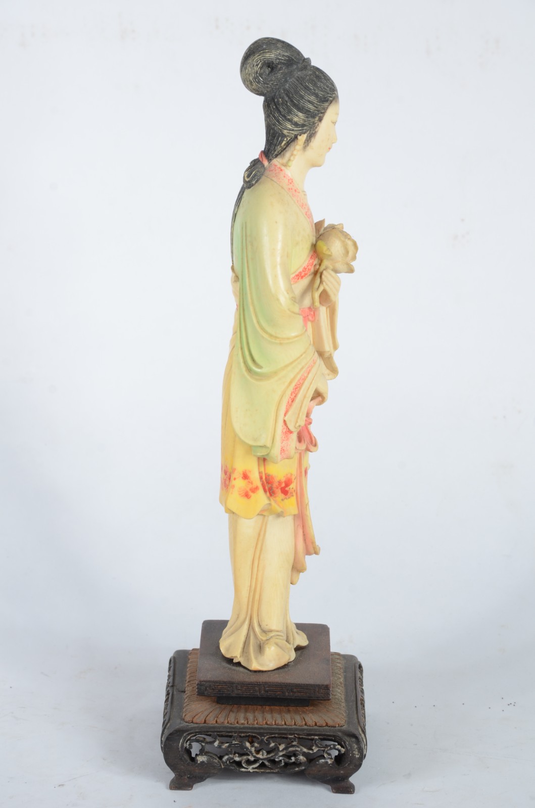 Estatueta de marfim policromado representando gueixa. Base colada de... - foto 3 de 7