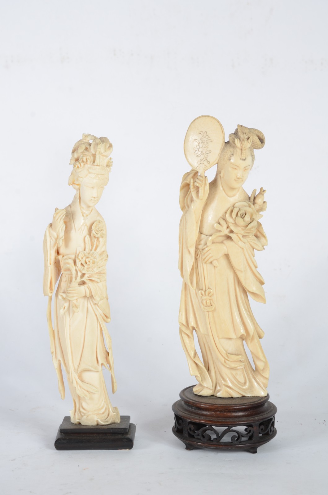 Duas estatuetas de marfim representando gueixas. Uma delas com perda... - foto 1 de 7