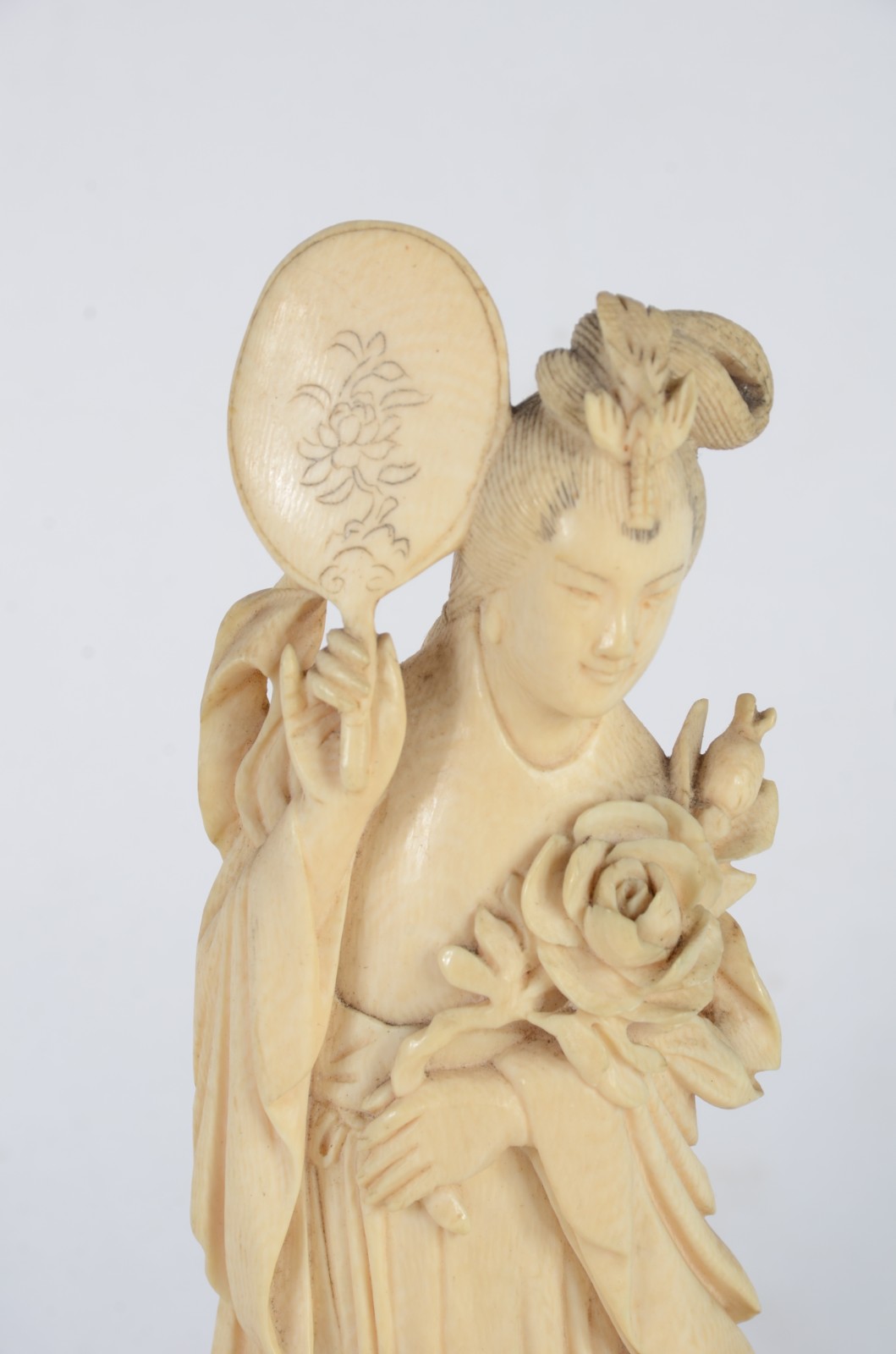 Duas estatuetas de marfim representando gueixas. Uma delas com perda... - foto 3 de 7
