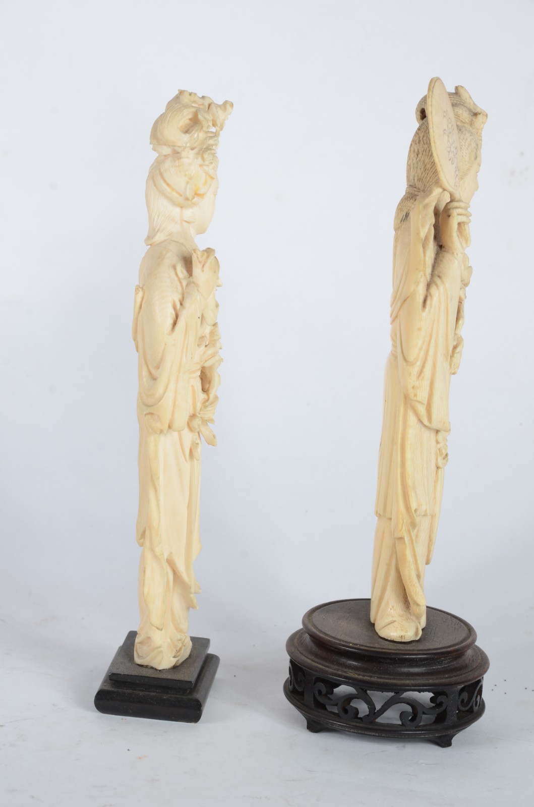 Duas estatuetas de marfim representando gueixas. Uma delas com perda... - foto 4 de 7