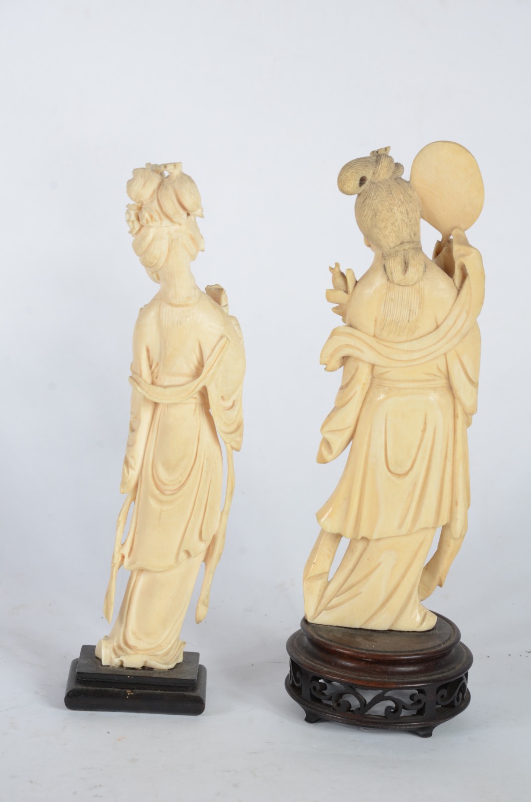 Duas estatuetas de marfim representando gueixas. Uma delas com perda... - foto 5 de 7