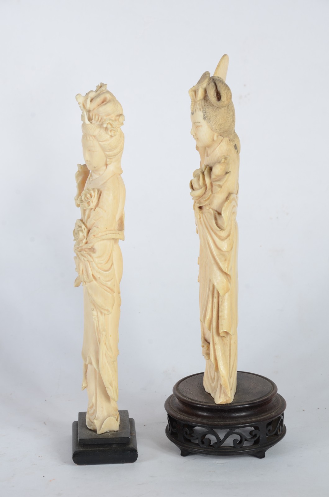 Duas estatuetas de marfim representando gueixas. Uma delas com perda... - foto 6 de 7