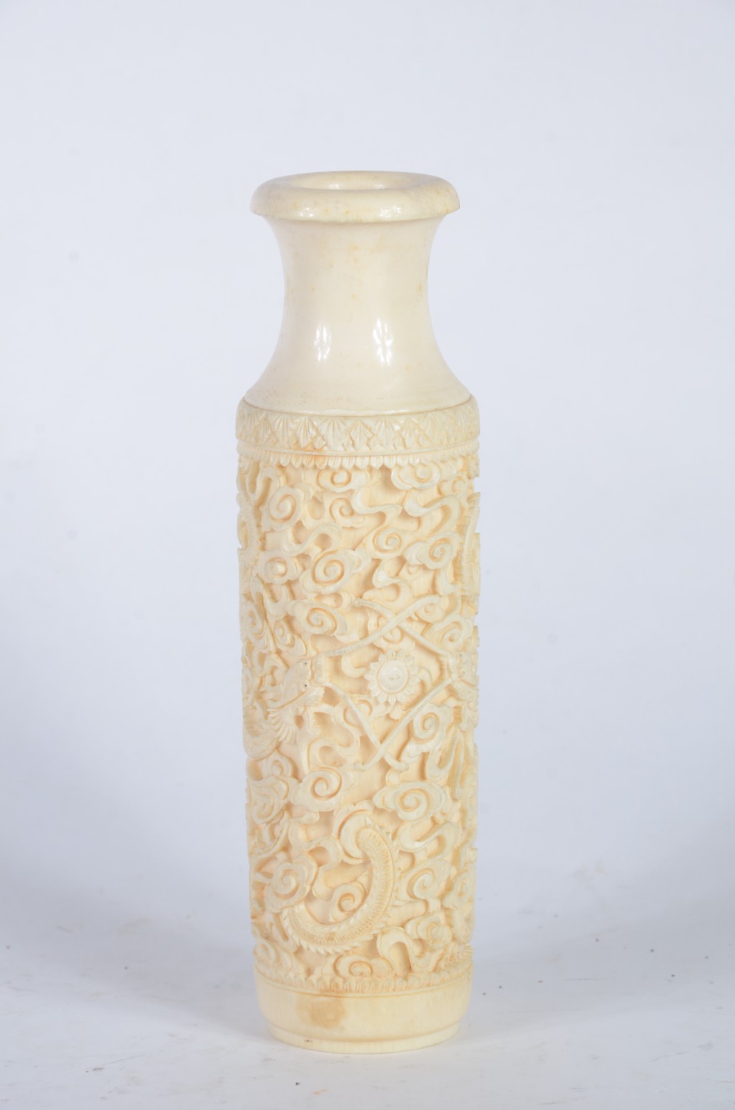 Vaso de marfim oriental com guirlandas florais trabalhadas em relevo. - foto 1 de 4