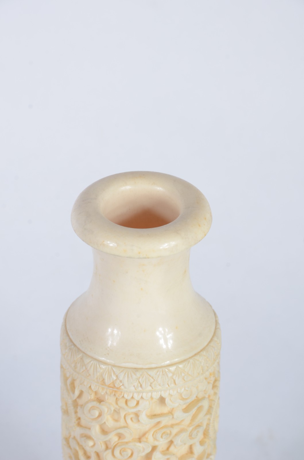 Vaso de marfim oriental com guirlandas florais trabalhadas em relevo. - foto 2 de 4