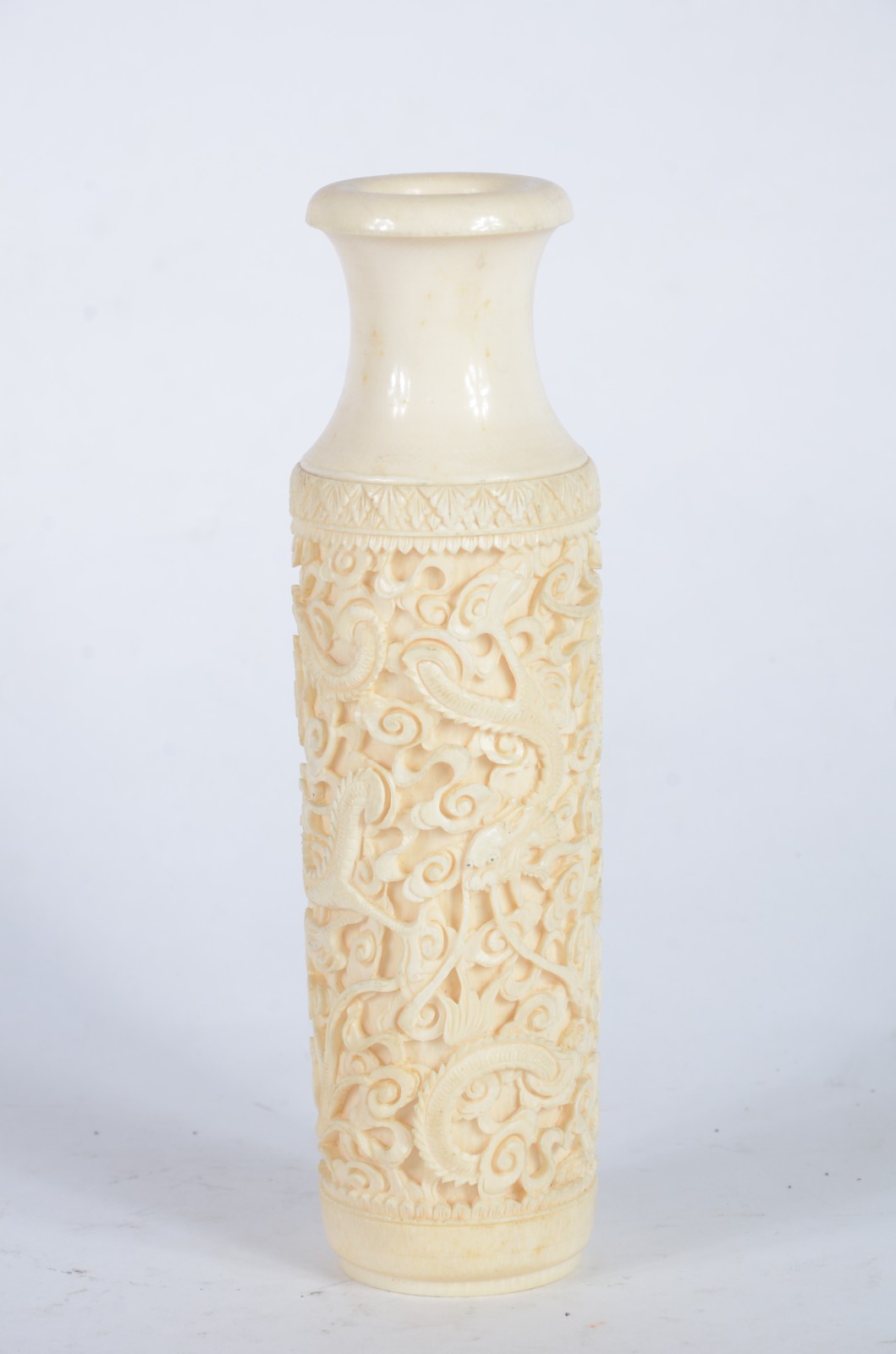 Vaso de marfim oriental com guirlandas florais trabalhadas em relevo. - foto 3 de 4