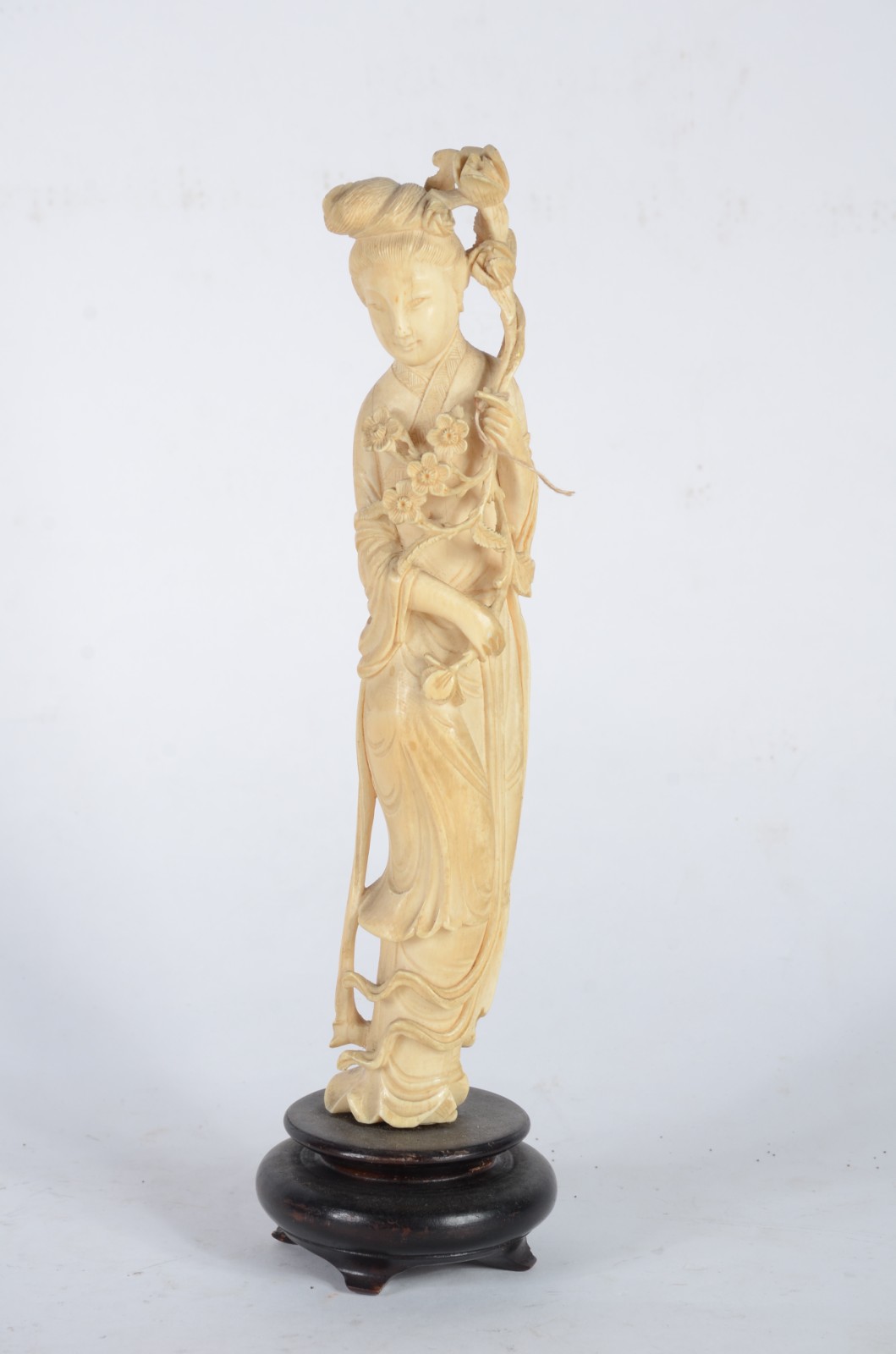Escultura de marfim representando gueixa com flores, base de madeira. - foto 1 de 7