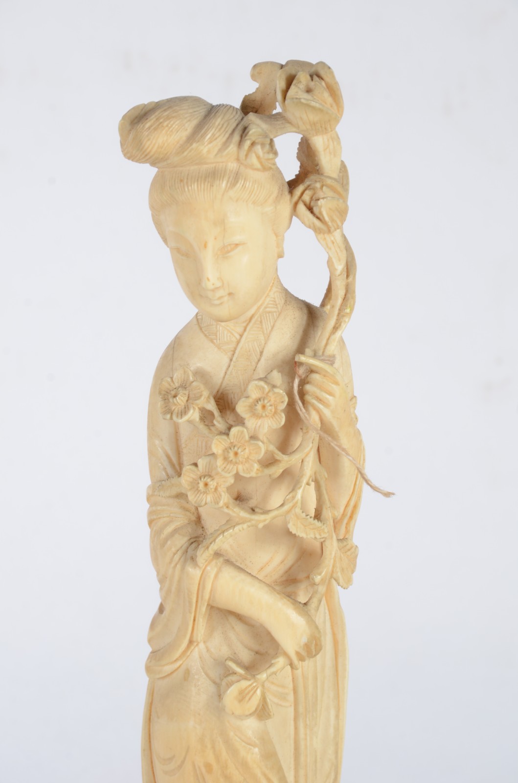 Escultura de marfim representando gueixa com flores, base de madeira. - foto 2 de 7