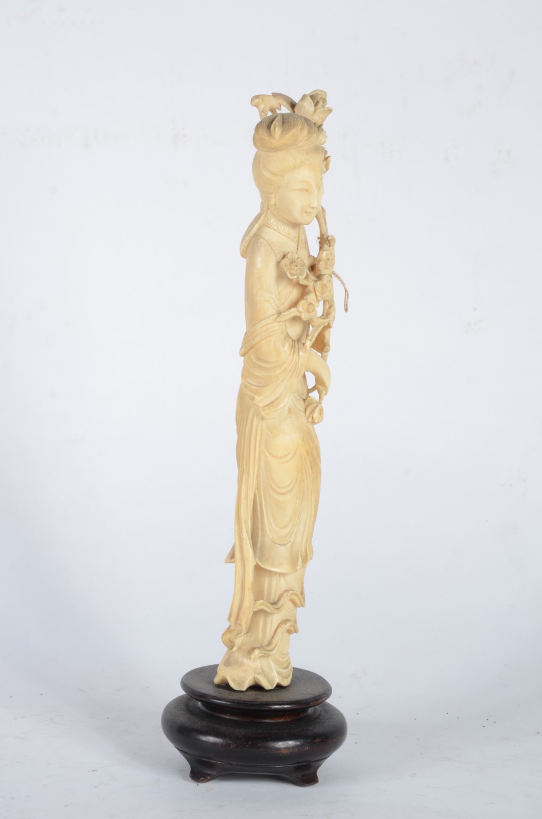 Escultura de marfim representando gueixa com flores, base de madeira. - foto 3 de 7