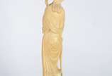 Escultura de marfim representando gueixa com fl... - Escultura de marfim representando gueixa com flores, base de madeira.