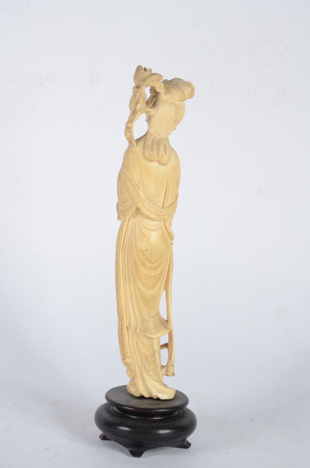 Escultura de marfim representando gueixa com flores, base de madeira. - foto 4 de 7