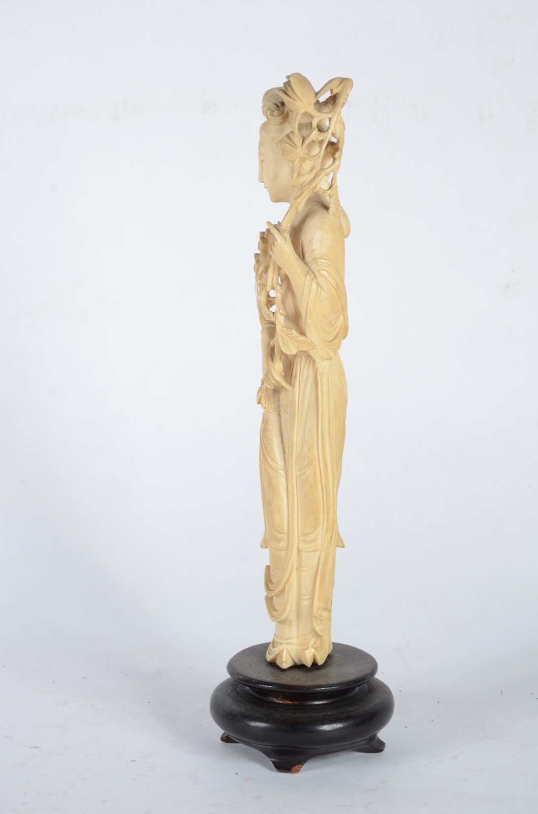 Escultura de marfim representando gueixa com flores, base de madeira. - foto 6 de 7