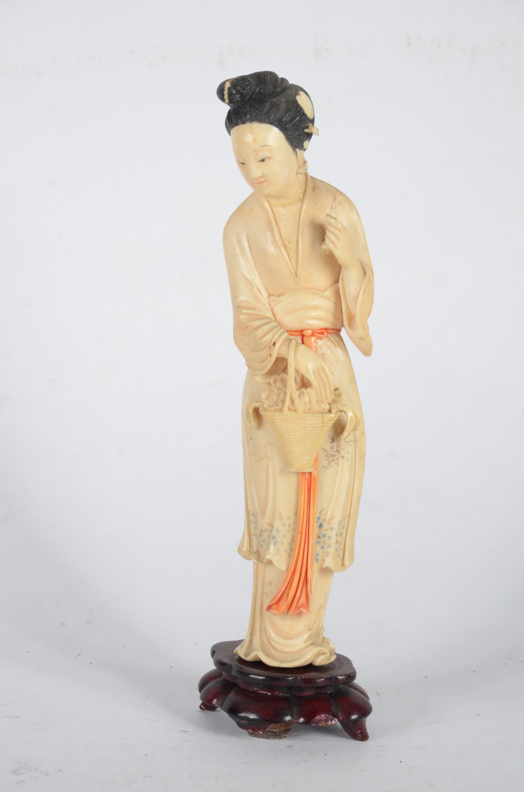 Estatueta de marfim policromado representando gueixa, base de... - foto 1 de 8