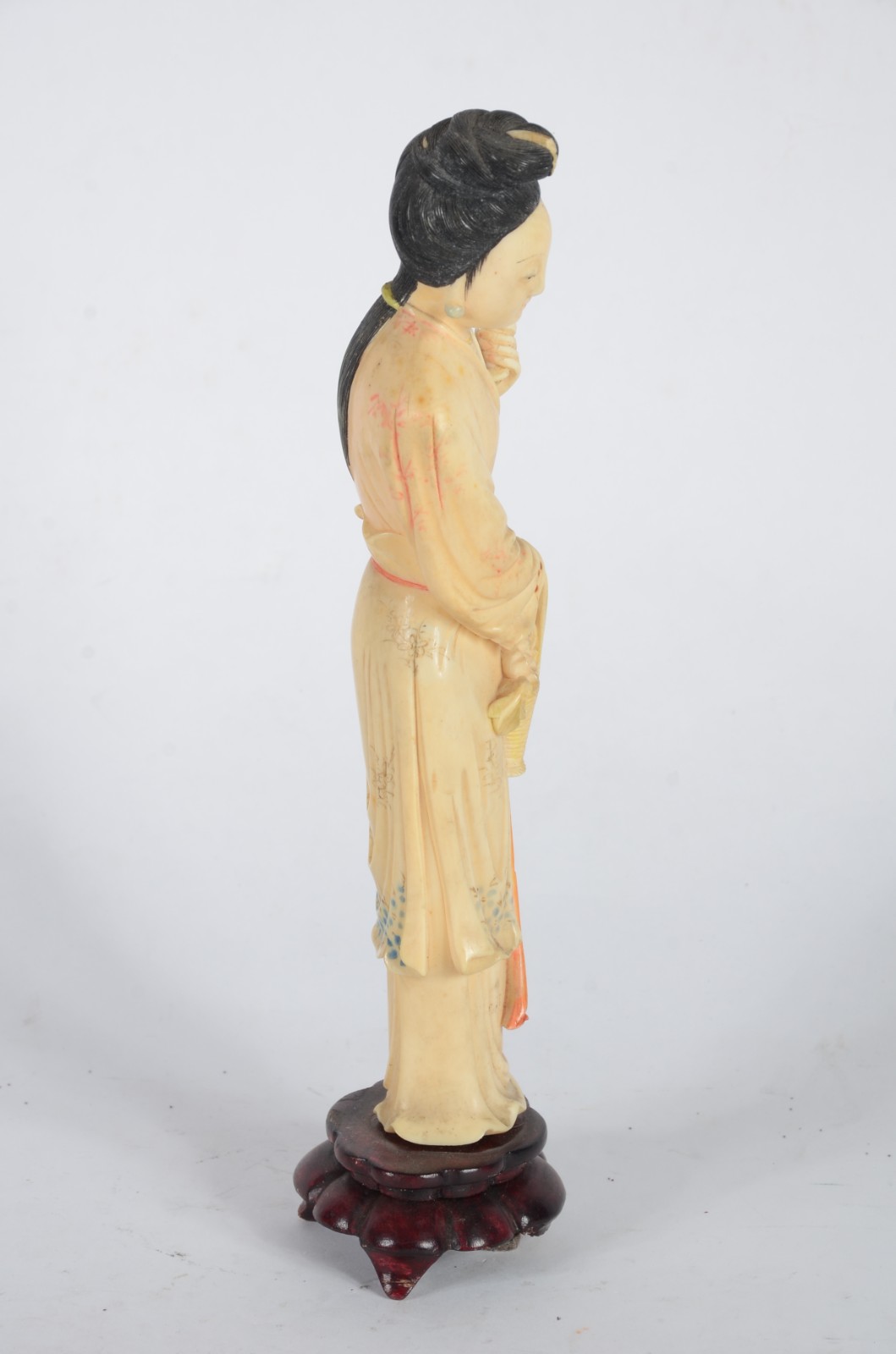 Estatueta de marfim policromado representando gueixa, base de... - foto 7 de 8
