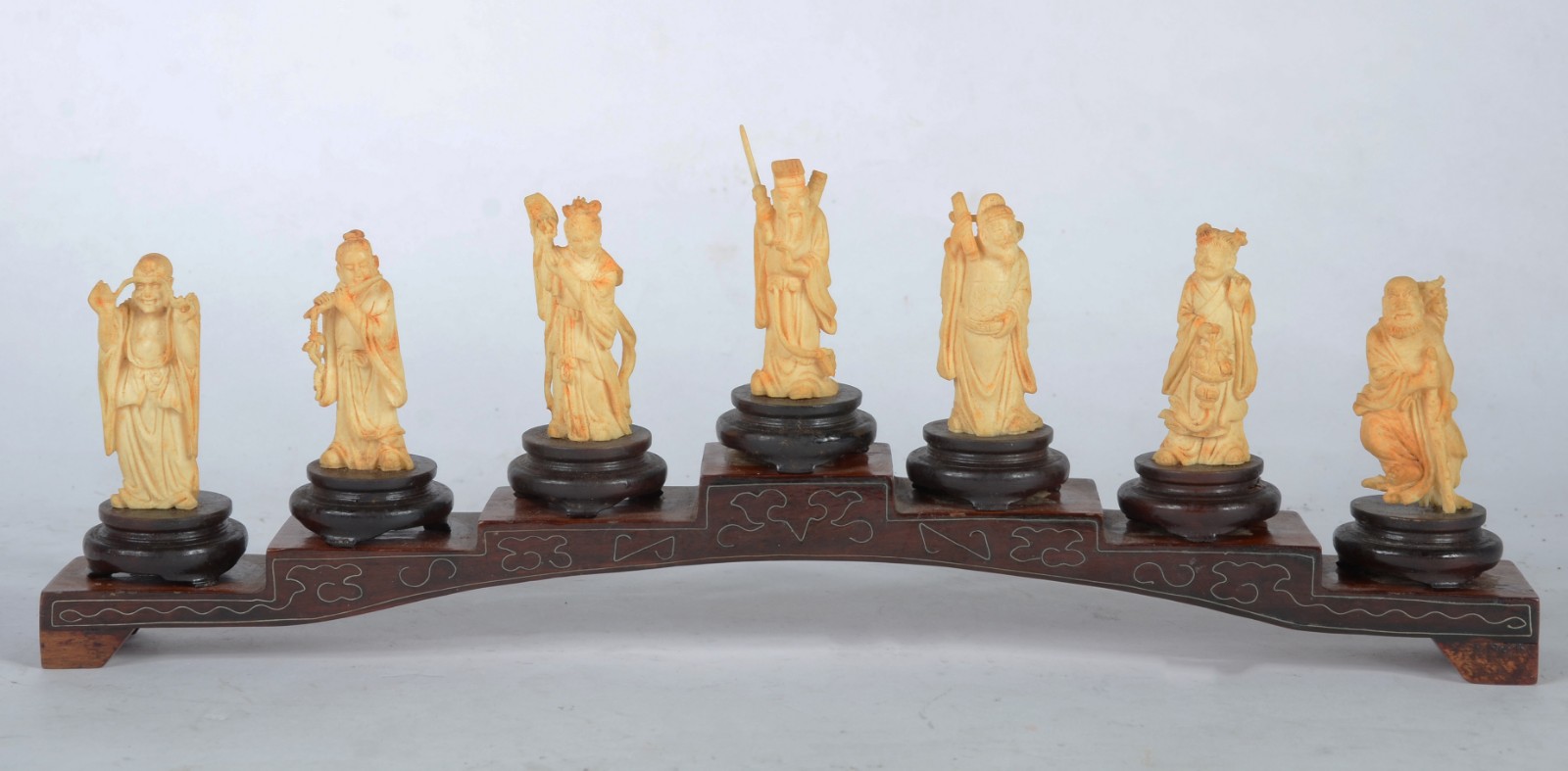 Conjunto com 7 estatuetas de marfim oriental com bases de madeira. - foto 1 de 8