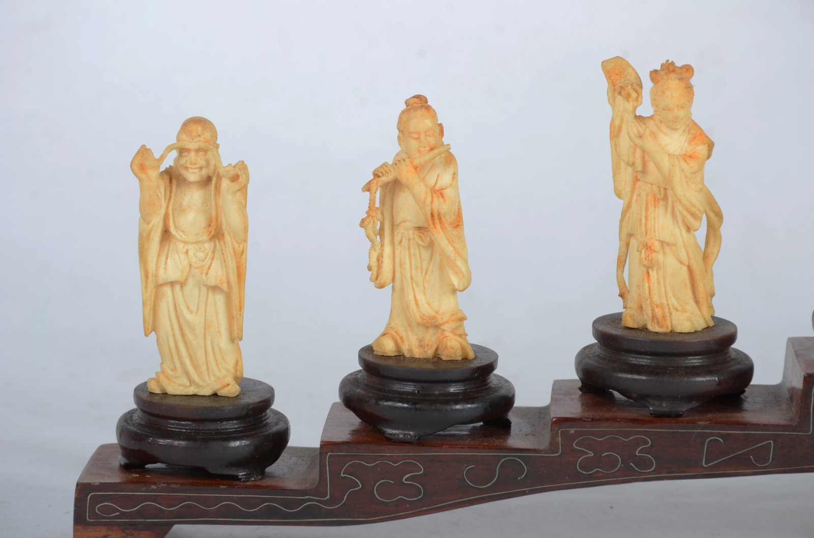 Conjunto com 7 estatuetas de marfim oriental com bases de madeira. - foto 2 de 8