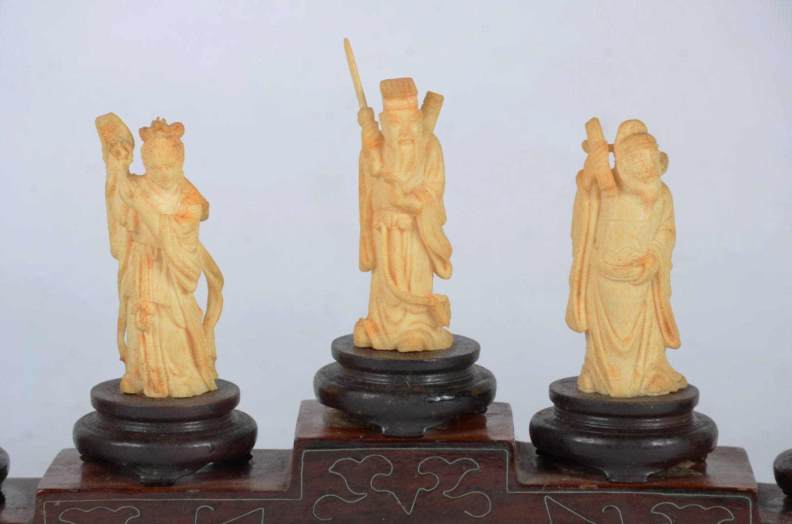 Conjunto com 7 estatuetas de marfim oriental com bases de madeira. - foto 3 de 8