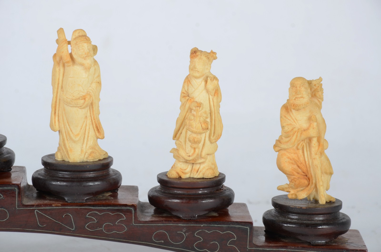 Conjunto com 7 estatuetas de marfim oriental com bases de madeira. - foto 4 de 8