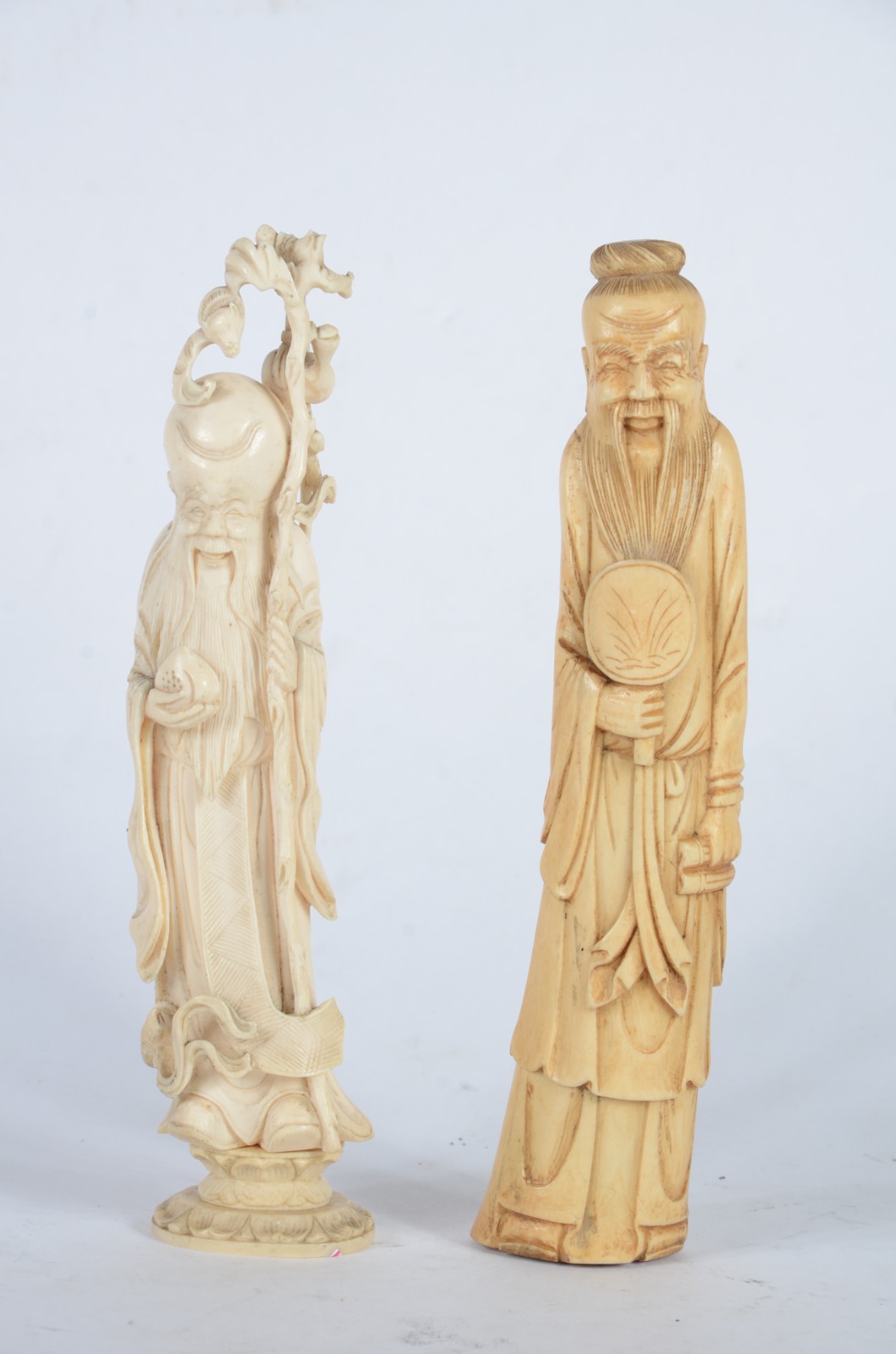 Duas estatuetas de marfim representando anciões. - foto 1 de 5