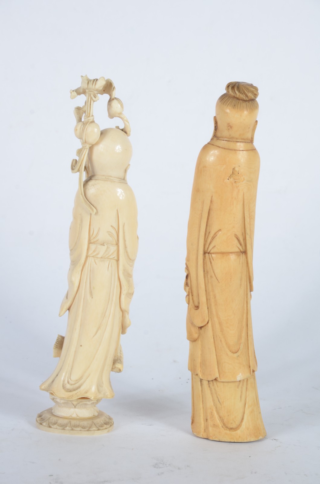 Duas estatuetas de marfim representando anciões. - foto 2 de 5