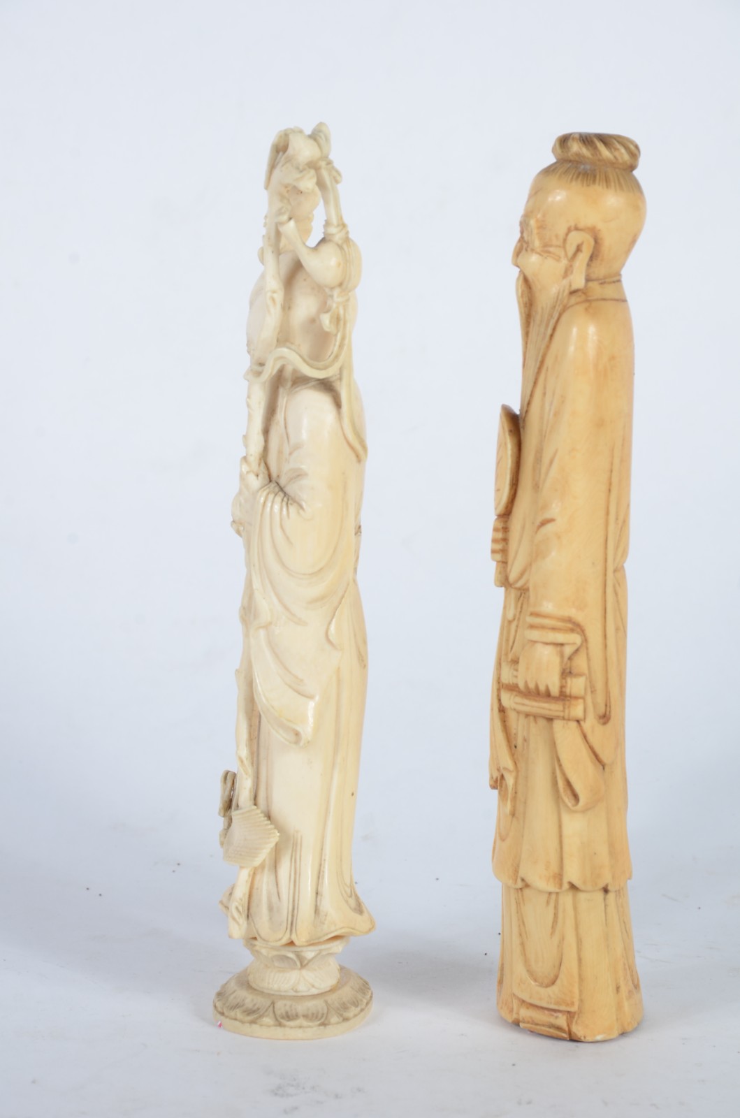 Duas estatuetas de marfim representando anciões. - foto 3 de 5