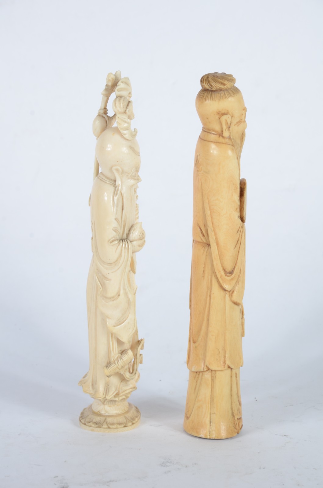 Duas estatuetas de marfim representando anciões. - foto 4 de 5