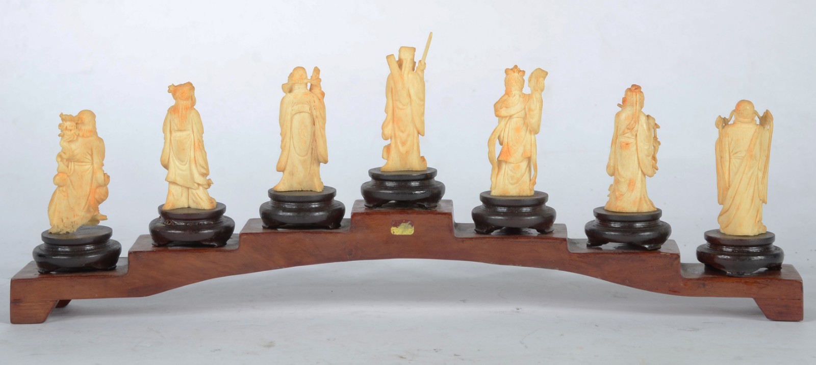 Conjunto com 7 estatuetas de marfim oriental com bases de madeira. - foto 5 de 8