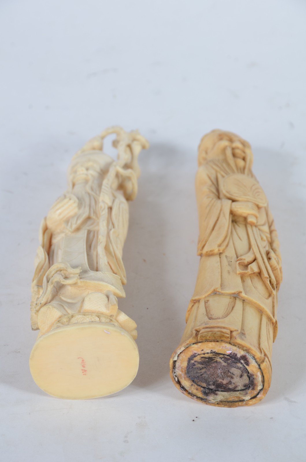 Duas estatuetas de marfim representando anciões. - foto 5 de 5